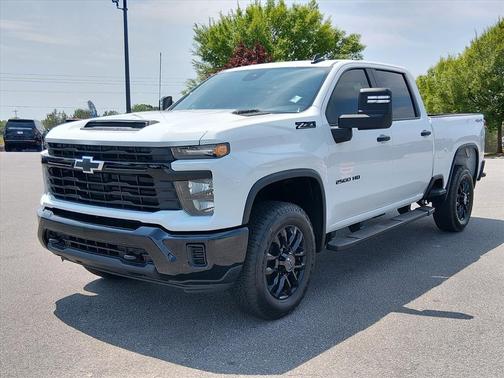 Summit White 2026 Chevrolet Silverado 2500 Custom