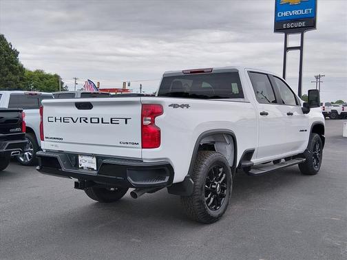 Summit White 2026 Chevrolet Silverado 2500 Custom