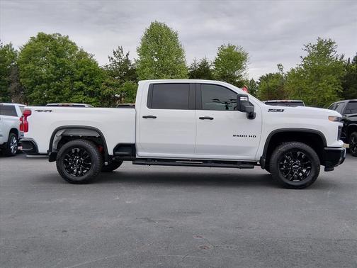 Summit White 2026 Chevrolet Silverado 2500 Custom