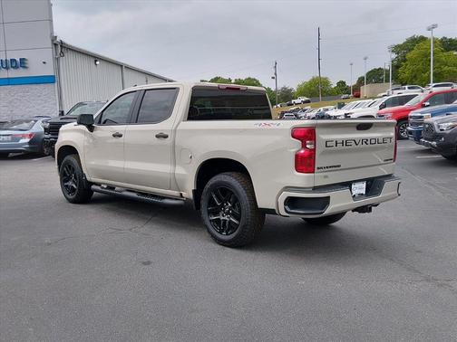 White Sands 2026 Chevrolet Silverado 1500 Custom