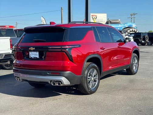 Radiant Red Tintcoat 2026 Chevrolet Traverse LT