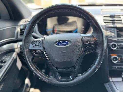 Magnetic 2018 Ford Explorer XLT