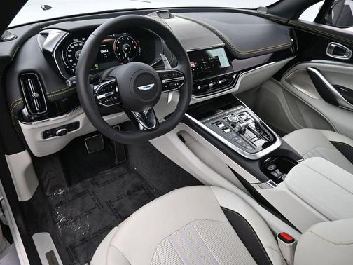 2025 Aston Martin DBX 707