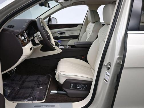 White Sand 2026 Bentley Bentayga Azure
