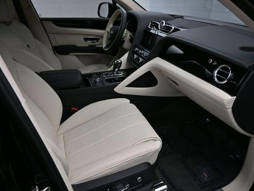 Beluga 2023 Bentley Bentayga V8