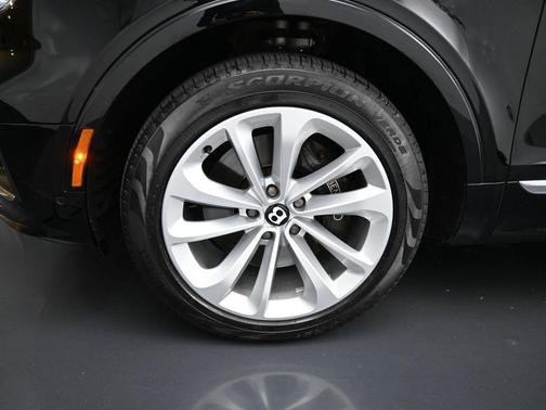 Beluga 2023 Bentley Bentayga V8