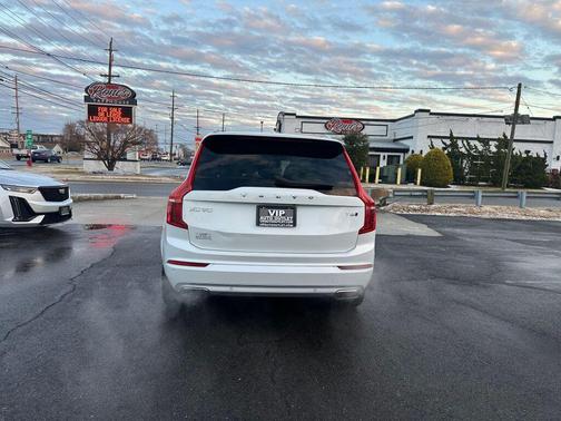 2021 Volvo XC90 T6 Momentum
