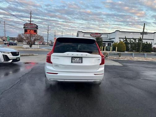 2021 Volvo XC90 T6 Momentum