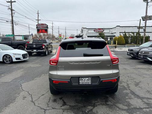 2022 Volvo XC40 T5 R-Design