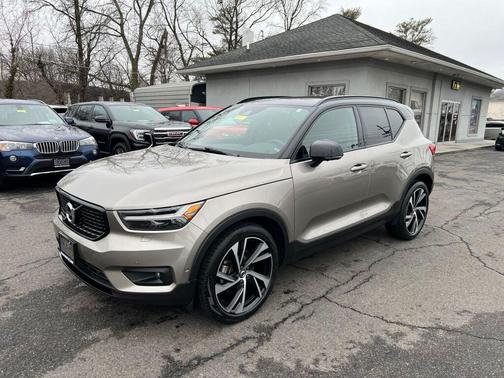 2022 Volvo XC40 T5 R-Design