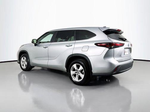 Gray 2024 Toyota Highlander LE