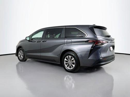 2025 Toyota Sienna LE