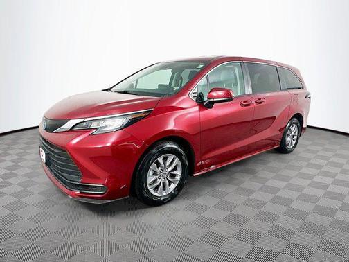 2023 Toyota Sienna LE