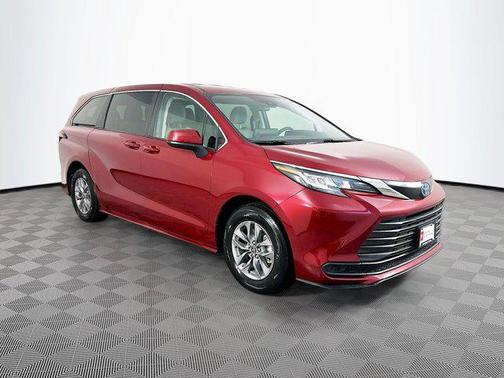 2023 Toyota Sienna LE