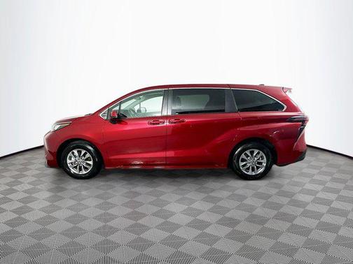 2023 Toyota Sienna LE