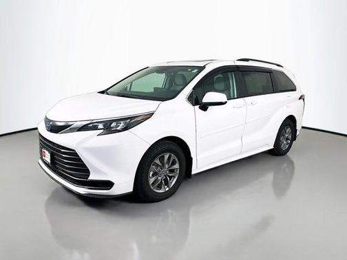 2024 Toyota Sienna LE