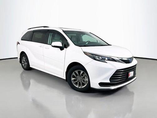 2024 Toyota Sienna LE