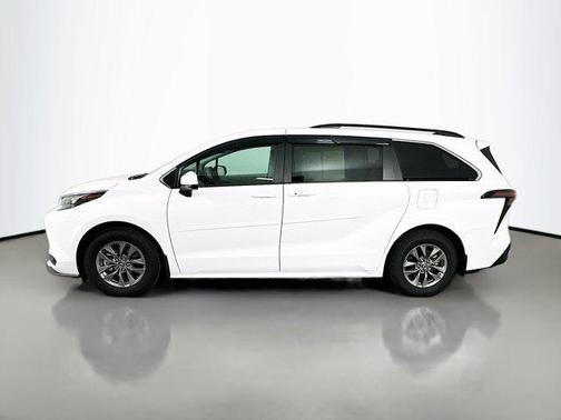 2024 Toyota Sienna LE