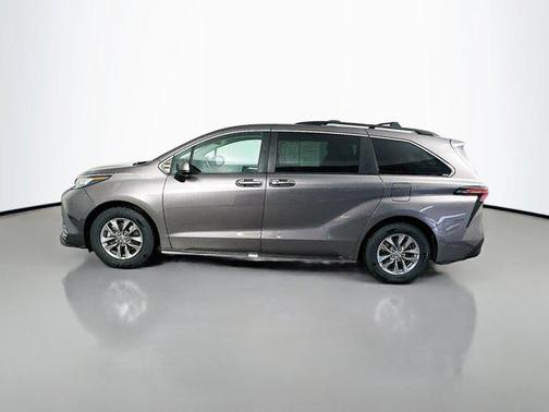 2022 Toyota Sienna XLE 7 Passenger