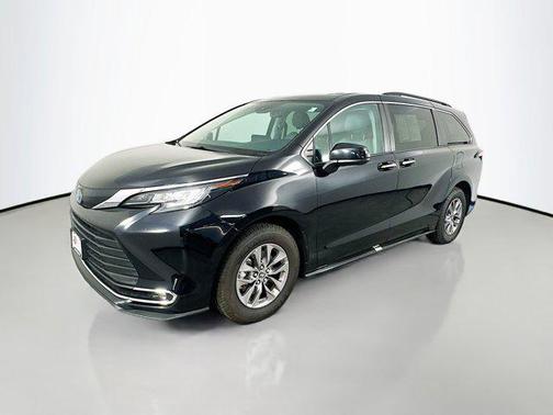 2023 Toyota Sienna XLE 8 Passenger