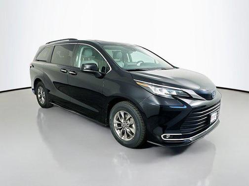 2023 Toyota Sienna XLE 8 Passenger