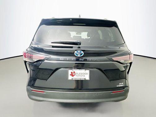 2023 Toyota Sienna XLE 8 Passenger