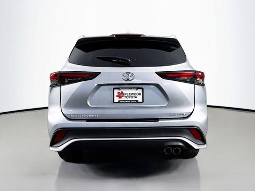 Celestial Silver Metallic 2025 Toyota Highlander XSE