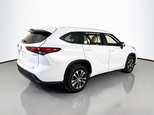 2022 Toyota Highlander Hybrid XLE