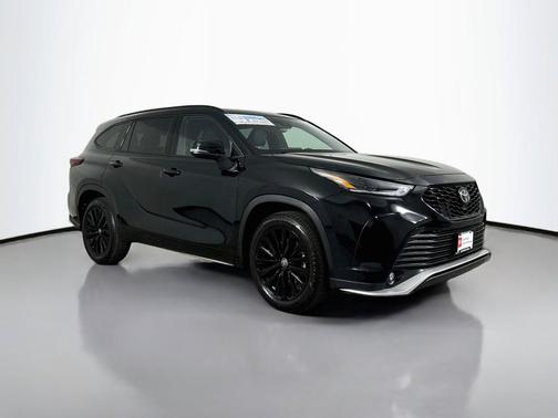 Midnight Black Metallic 2025 Toyota Highlander XSE