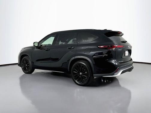 Midnight Black Metallic 2025 Toyota Highlander XSE