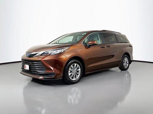 2022 Toyota Sienna LE