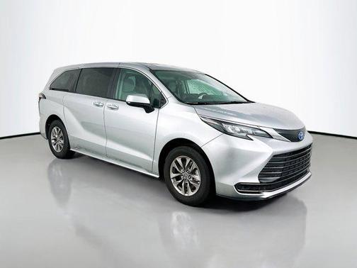 2024 Toyota Sienna LE