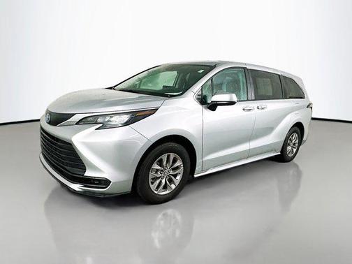 2024 Toyota Sienna LE