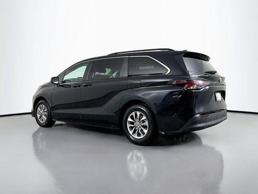 2024 Toyota Sienna LE