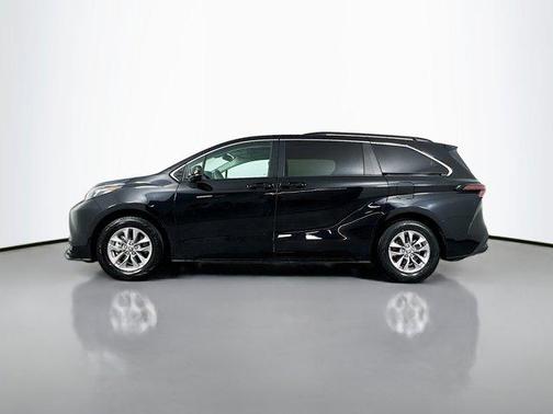 2024 Toyota Sienna LE