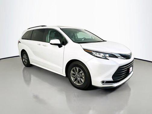 2023 Toyota Sienna XLE 8 Passenger