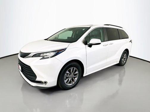 2023 Toyota Sienna XLE 8 Passenger