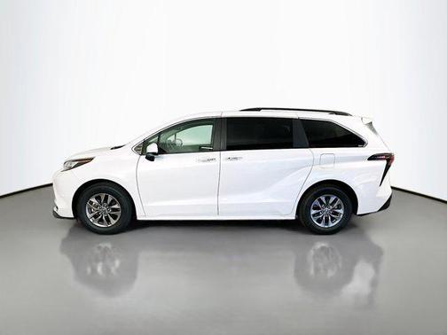 2023 Toyota Sienna XLE 8 Passenger