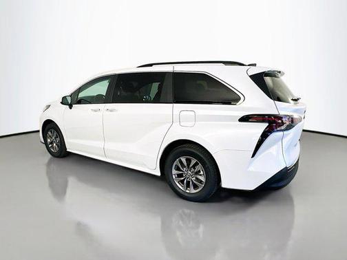 2023 Toyota Sienna XLE 8 Passenger