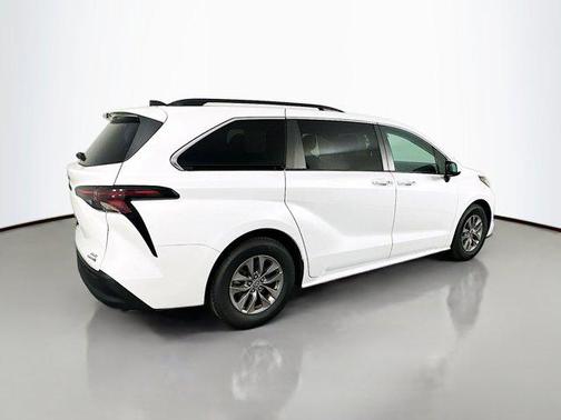 2023 Toyota Sienna XLE 8 Passenger