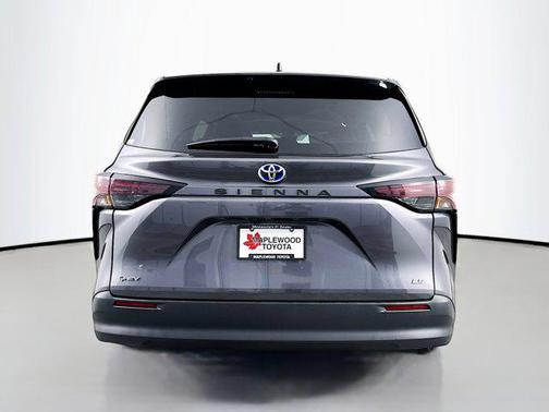 2025 Toyota Sienna LE