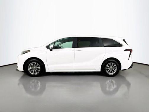2025 Toyota Sienna LE