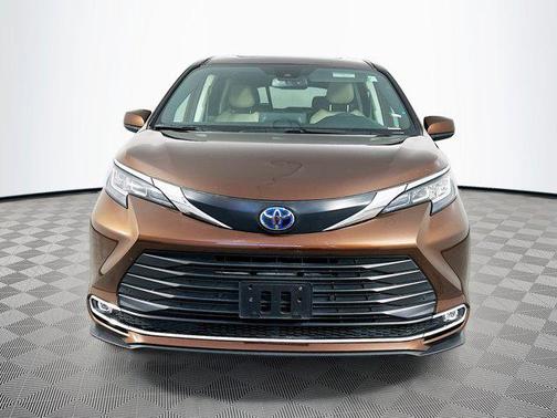 2023 Toyota Sienna XLE 8 Passenger