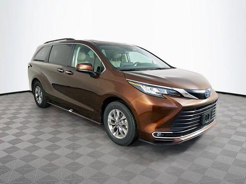2023 Toyota Sienna XLE 8 Passenger