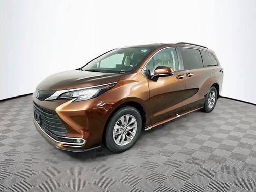 2023 Toyota Sienna XLE 8 Passenger