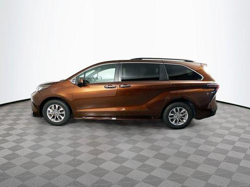 2023 Toyota Sienna XLE 8 Passenger