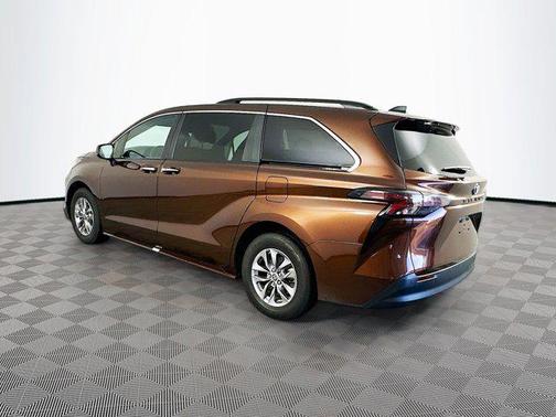 2023 Toyota Sienna XLE 8 Passenger