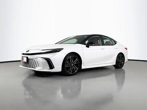 Wind Chill Pearl/Midnight Black Metallic 2025 Toyota Camry XSE