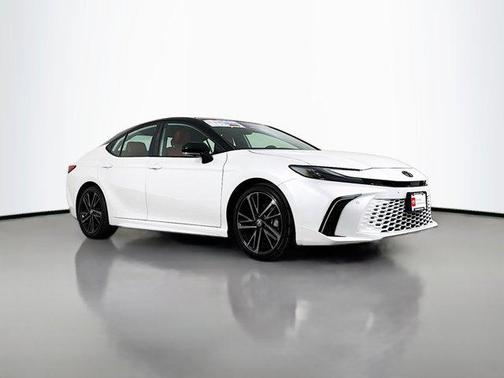 Wind Chill Pearl/Midnight Black Metallic 2025 Toyota Camry XSE