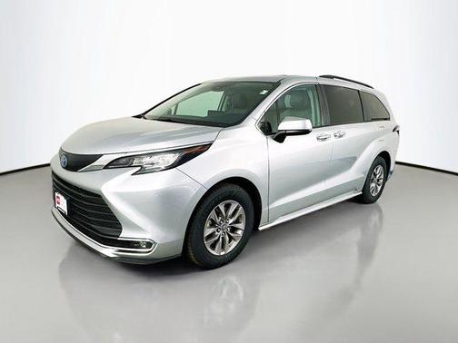 2023 Toyota Sienna XLE 8 Passenger